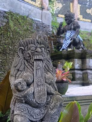 Rzeźby balijskie przy świątyni