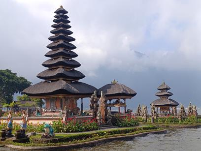 Świątynia Ulun Danu Bratan na jeziorze