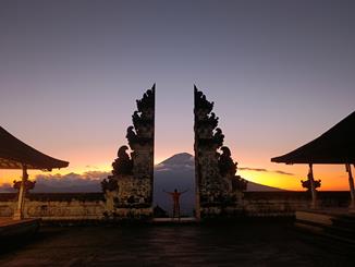 Wrota do Nieba w Lempuyang o zachodzie słońca