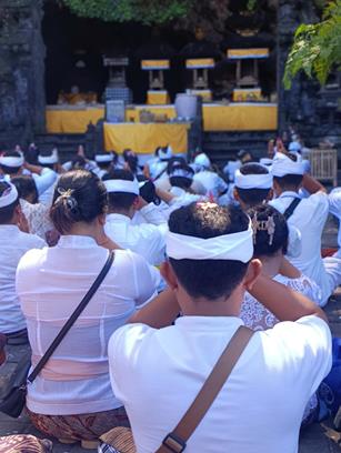 Ceremonia przy Goa Lawah