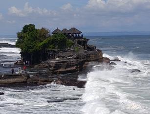 Świątynia Tanah Lot na skale w morzu